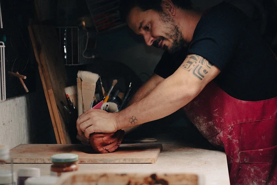 Joe Castelani Cerâmica Rústica desenvolvendo peças